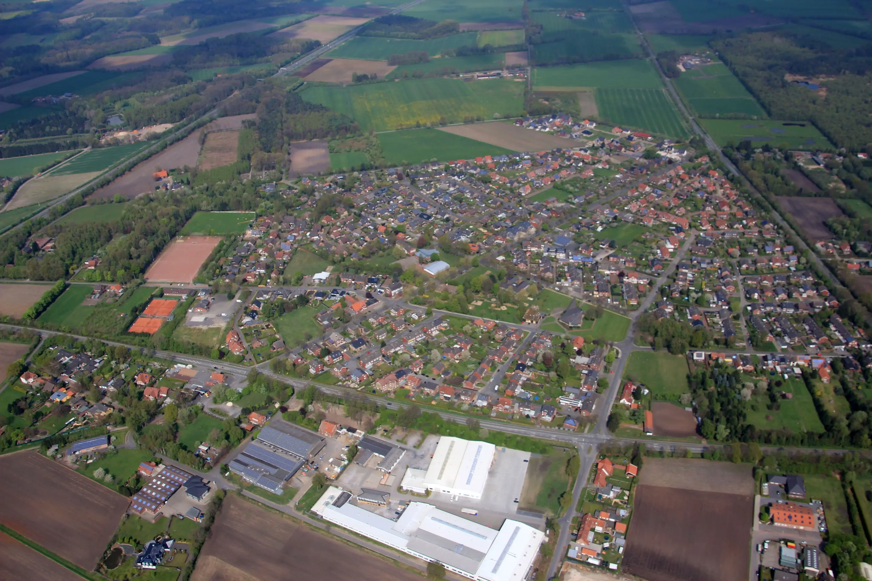Hochmoor in Gescher aus der Luft, mit Wohnstraßen, Gewerbehallen und Feldern ringsum
