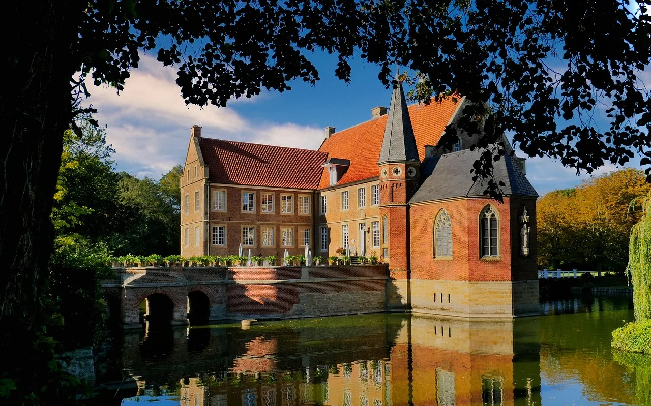 Lokales Online-Marketing in Heek, Klickweise vor der Burg Nienborg in Heek im Münsterland mit Ortsschild Heek