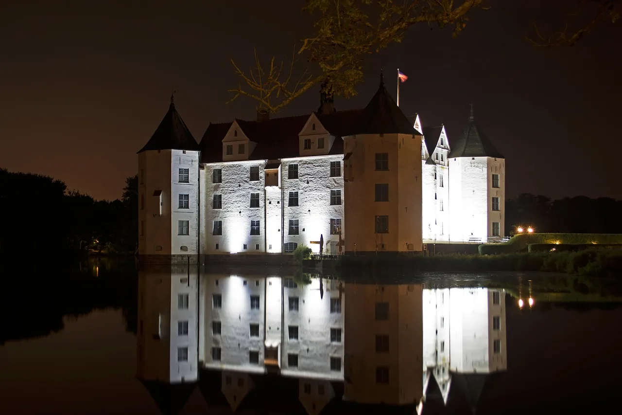 Lokales Online-Marketing in Raesfeld, Klickweise vor dem Wasserschloss Raesfeld mit Ortsschild Raesfeld