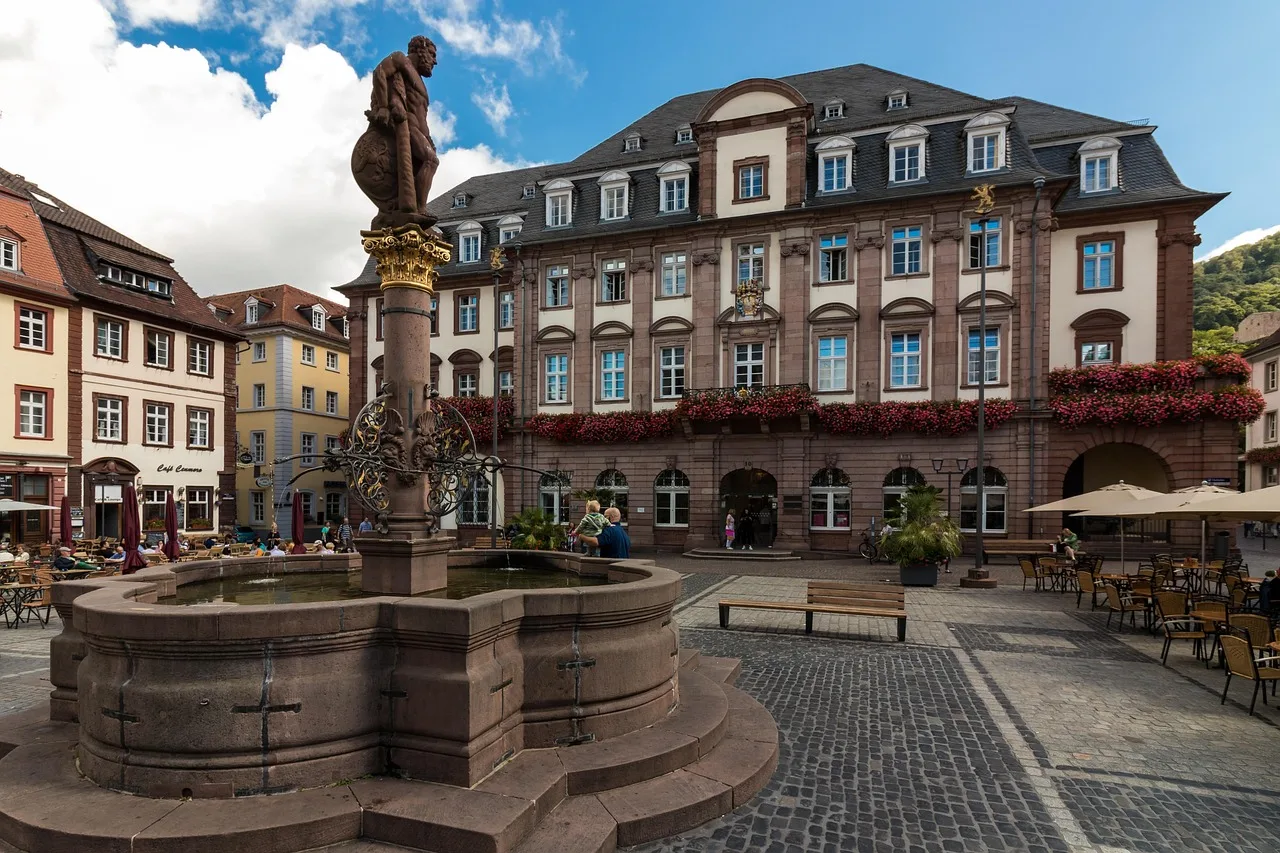 Lokales Online-Marketing in Stadtlohn, Klickweise auf dem Marktplatz Stadtlohn im Münsterland mit Ortsschild Stadtlohn