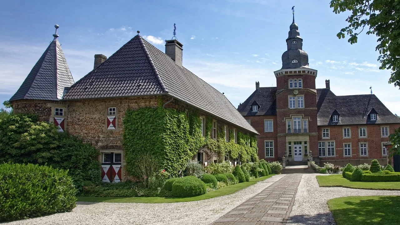 Lokales Online-Marketing in Südlohn, Klickweise vor dem Schloss Oeding in Südlohn im Münsterland mit Ortsschild Südlohn