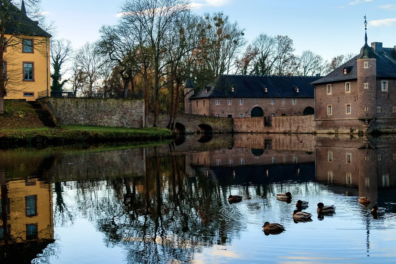Lokales Online-Marketing in Velen, Klickweise vor dem Sportschloss Velen mit Park und Wasserschloss mit Ortsschild Velen